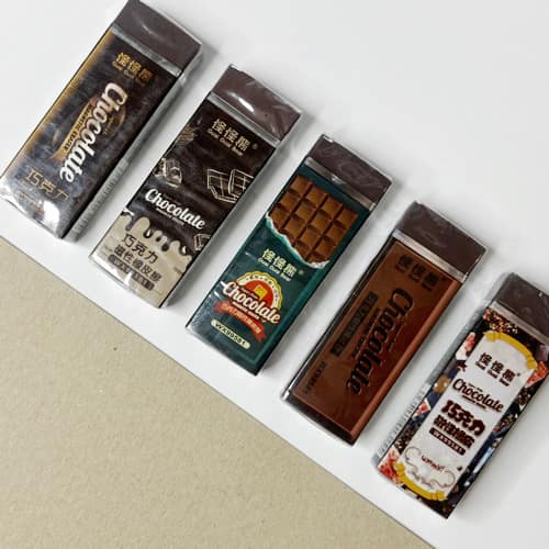 چند پاک‌کن معطر شکلاتی با طراحی فانتزی شبیه تخته‌های شکلات، در بسته‌بندی‌های متنوع