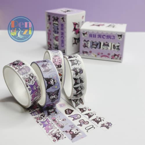 پک چهارعددی چسب واشی کرومی و دوستان با چهار رول طرح‌دار بنفش، زرد، آبی و صورتی و جعبه‌های محصول